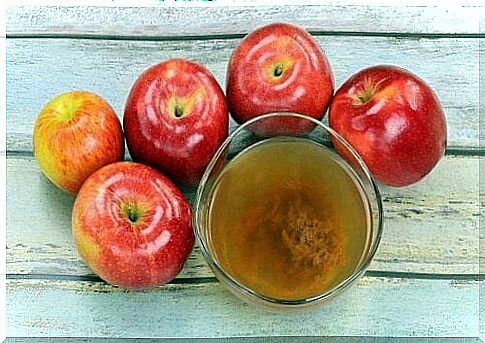 Apple cider vinegar and apples