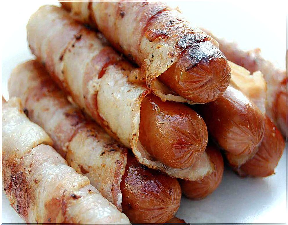 Foods that aggravate cellulite: sausages in coats