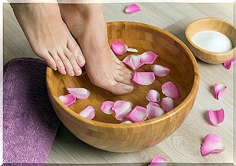 Feet in rose bath to relieve hallux valgus