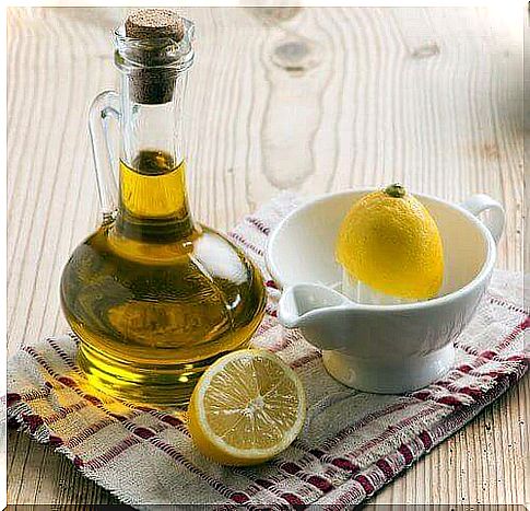 How do you make a mixture with lemon juice and olive oil?