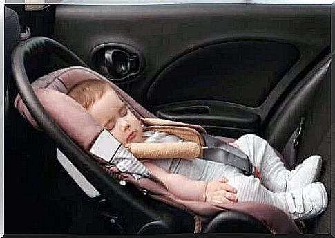 A baby sleeping in a car, carefree for deformity plagiocephaly.