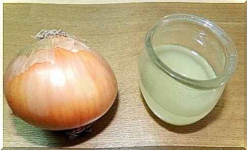 How do you make this treatment with onions and clear vinegar?