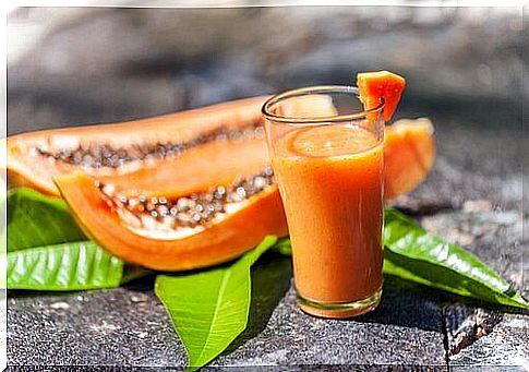 Juice with apple and papaya