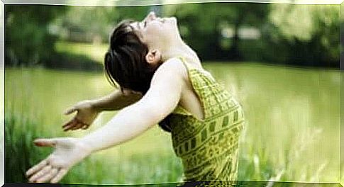 Taoism's four rules of living to achieve inner peace: A woman with open arms standing on a meadow