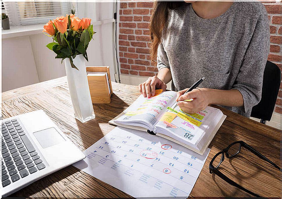 Woman plans and organizes