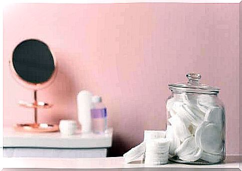 Tips for reusing your jam jars and organizing your bathroom