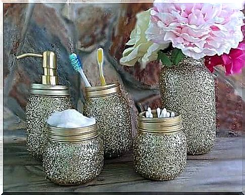 Jam jars to organize the bathroom