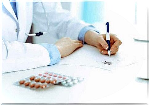 A female doctor prescribing a prescription.